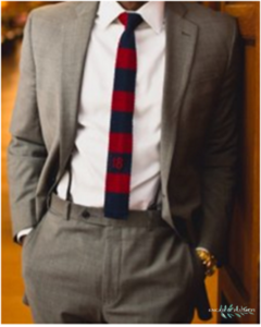 traje gris con corbata rayada